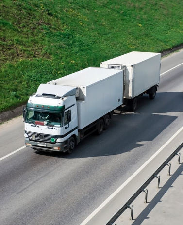 LKW fährt auf der Straße