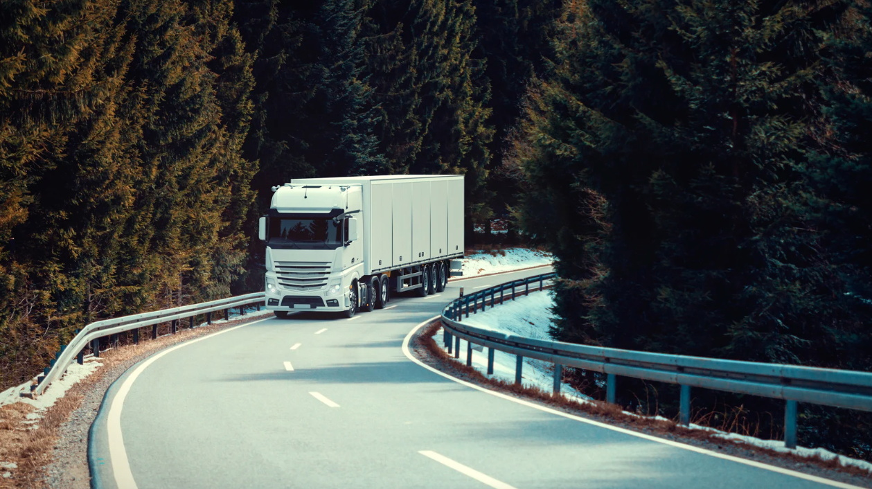 LKW fährt auf der Autobahn im ländlichem Gebiet